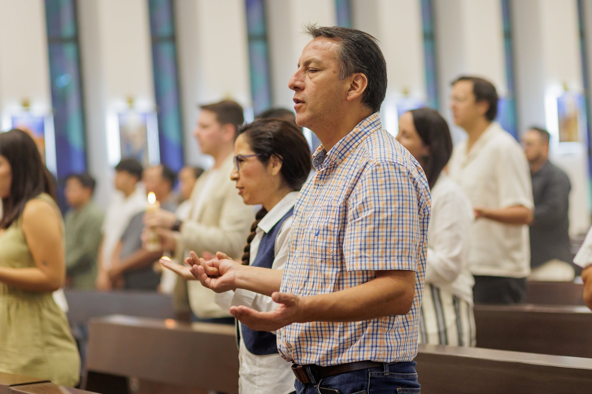 Hombre en iglesia católica haciendo una plegaria