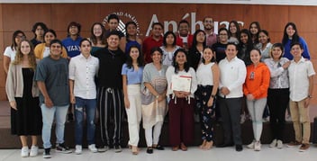 Nadia López García, poeta y promotora cultural mexicana, se reúne con alumnos del Programa de Liderazgo en Comunicación CREA de la Universidad Anáhuac Cancún