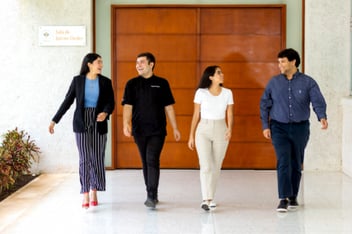 alumnos foraneos de la anahuac cancun caminando en campus 