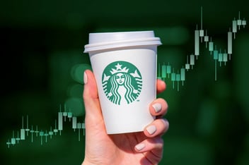 vaso de marca starbucks con fondo financiero 