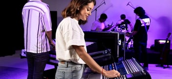 Estudiantes de la Ingeniería en Audio haciendo prácticas de sonido en los laboratorios de la Universidad Anáhuac Cancún