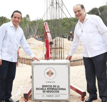 La Universidad Anáhuac Cancún celebró la colocación de la primera piedra del Edificio de la Escuela Internacional de Negocios ante la presencia del C.P. Carlos Joaquín González, Gobernador del Estado de Quintana Roo, y distintas autoridades de Gobierno, así como invitados especiales de organismos de la sociedad civil, del sector académico y de la comunidad Anáhuac.