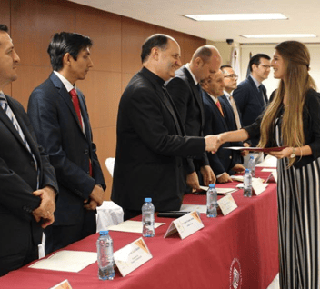  La calidad académica es uno de los compromisos de la Universidad Anáhuac Cancún, por lo que esta institución reconoció el esfuerzo y desempeño de 122 alumnos, a quienes entregó un reconocimiento por ser estudiantes de excelencia y haber logrado el mejor promedio durante el semestre agosto-diciembre del 2018.