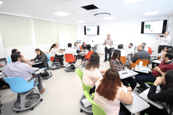 El año nuevo en la Universidad Anáhuac Cancún iniciará con la aplicación de nuevas técnicas de enseñanza diseñadas para las aulas colaborativas del recién inaugurado edificio de la Escuela Internacional de Negocios. Durante este curso se capacitó a directivos, personal académico y profesores del campus, donde pudieron comprobar el beneficio y alcance del ecosistema de aprendizaje que generan en los alumnos las aulas integradoras por medio del trabajo colaborativo.