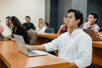 Estudiante analizando opciones vocacionales para elegir qué estudiar