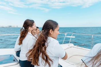 alumnas de la anahuac cancun en el mar 