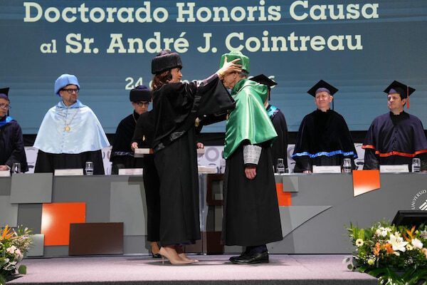 Entrega honoris causa andre cointreau