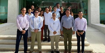 alumnos-lumen-sostienen-encuentro-con-fundador-del-santuario-maria-desatadora-de-nudos-p.-luis-pablo-garza