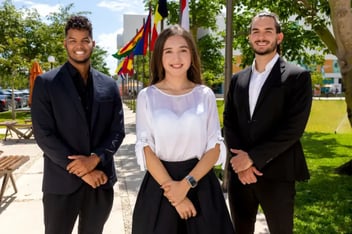 Alumnos universitarios conviviendo en el campus Anáhuac Cancún