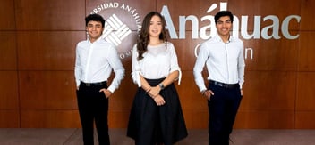 Estudiantes de la Universidad Anáhuac Cancún en entorno institucional, representando formación en Administración de Negocios Globales y liderazgo internacional.