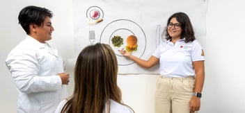 Estudiantes de la Licenciatura en Nutrición de la Anáhuac Veracruz exploran la conexión entre alimentación, cultura y decisiones conscientes. A través de dinámicas educativas como esta, forman una nueva generación de profesionales comprometidos con el bienestar integral.