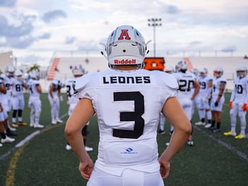 Jugador de futbol americano de los Leones Anáhuac Cancún en el campo