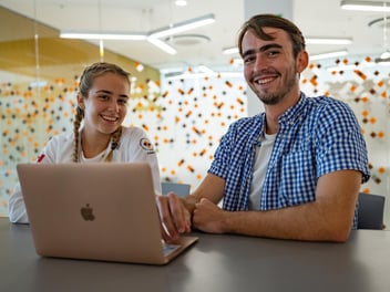 Estudiantes explorando carreras de diseño en la Universidad Anáhuac Cancún