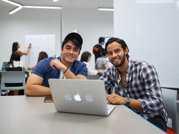 Estudiantes de Ingeniería en Tecnologías de la Información y Ciberseguridad en Anáhuac Cancún
