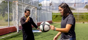 Tecnología, movimiento y salud se combinan en la formación integral. En la Anáhuac Veracruz, estudiantes aplican wearables como Fitbit para monitorear el rendimiento físico y diseñar entrenamientos personalizados, conectando ciencia y deporte en cada sesión.