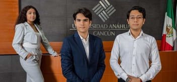 Estudiantes de la Universidad Anáhuac Cancún posando en recinto institucional, representando formación en gobernanza, liderazgo y políticas públicas en México.