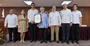la-escuela-internacional-de-diseno-universidad-anahuac-cancun-reconoce-el-liderazgo-del-mtro-ricardo-salas-moreno-con-la-medalla-liderazgo-anahuac-2023