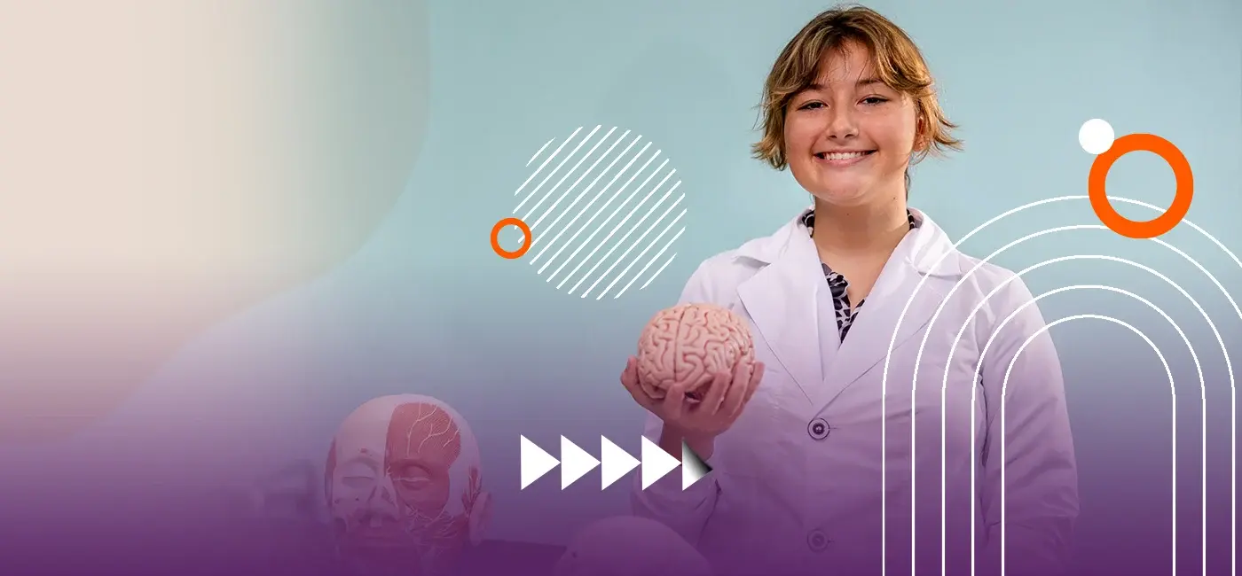 Estudiante de Biotecnología sonriendo mientras sostiene un modelo anatómico de un cerebro humano en un laboratorio, con gráficos decorativos circulares de fondo.
