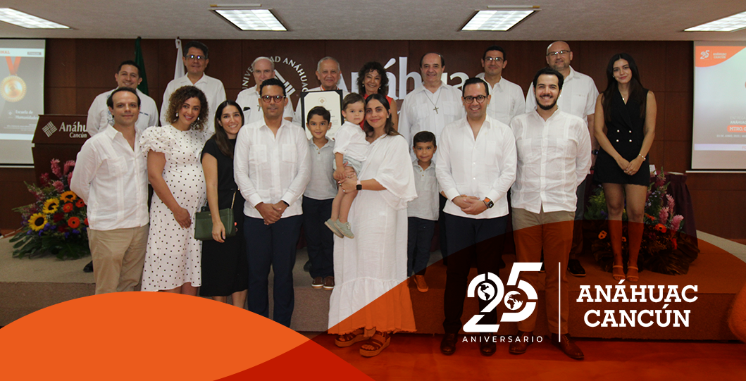 Universidad Anáhuac Cancún entrega la Medalla Liderazgo Anáhuac en Humanidades 2025 al Mtro. Gaspar Franco Solís en el marco de su 25.º aniversario