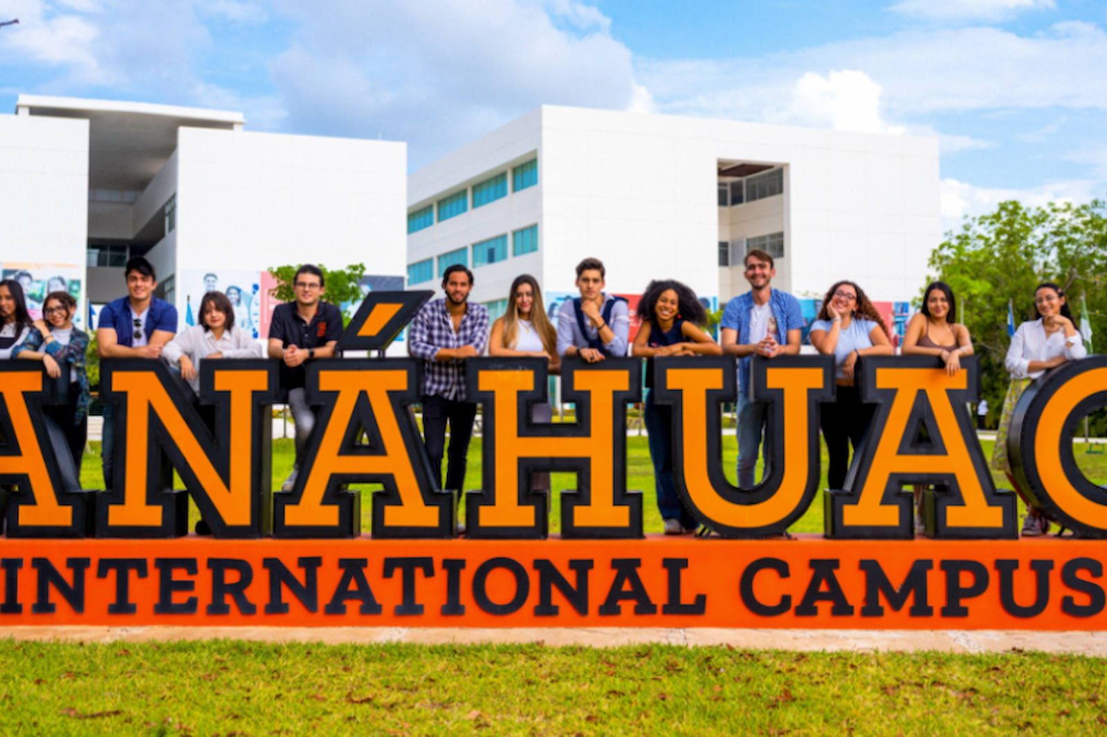 alumnos de la anahuac cancun en letrero principal 