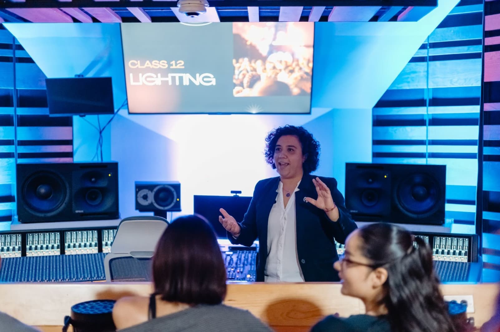 maestra de animacion en salon de clases 