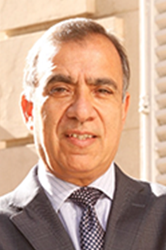 Doctor-Roberto-Vega-maestría-Anáhuac-Cancún