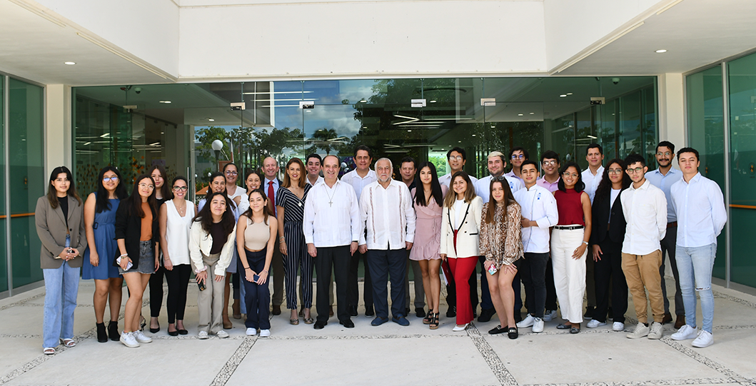 Se reúnen alumnos de la Universidad Anáhuac Cancún con Miguel Torruco Marqués, Secretario de Turismo de México