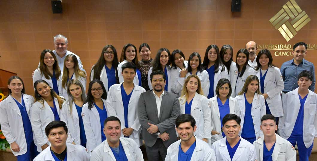 Realizan ceremonia solemne de imposición de batas a alumnos de la Escuela Internacional de Odontología