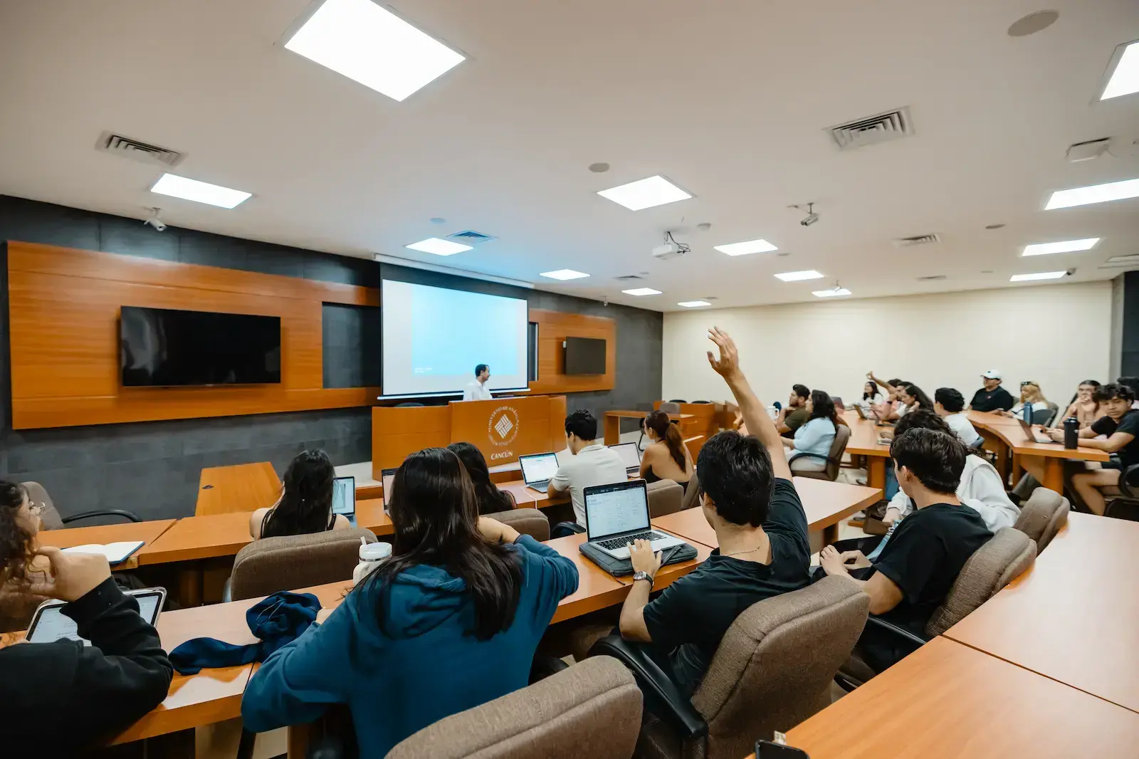 Estudiantes de la anahuac cancun de la licenciatura de relaciones internacionales en salon de clases-1