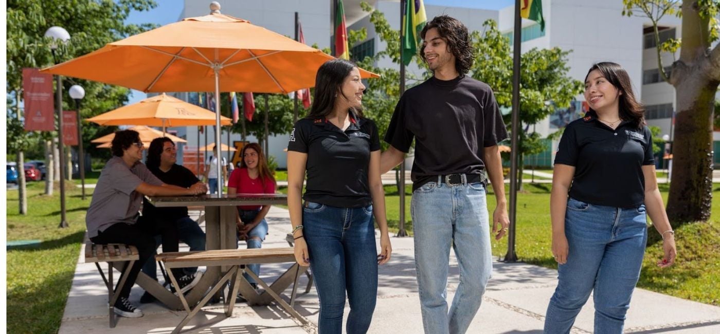 Estudiantes de la licenciatura en Dirección Internacional de Hoteles en la Universidad Anáhuac Cancún 