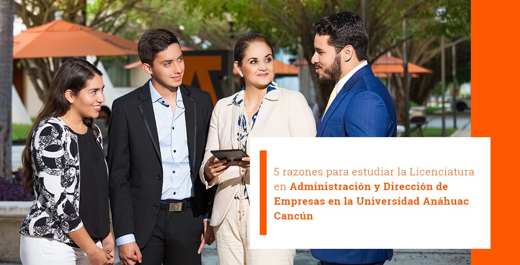 Grupo de cuatro estudiantes de negocios vestidos formalmente conversando en el campus. Incluye el texto: 5 razones para estudiar la Licenciatura en Administración y Dirección de Empresas en la Universidad Anáhuac Cancún.