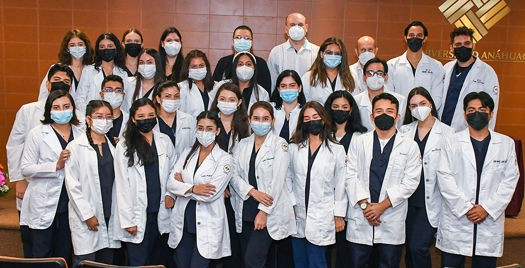 La Escuela Internacional de Odontología realiza ceremonia de imposición de batas para alumnos de primer semestre