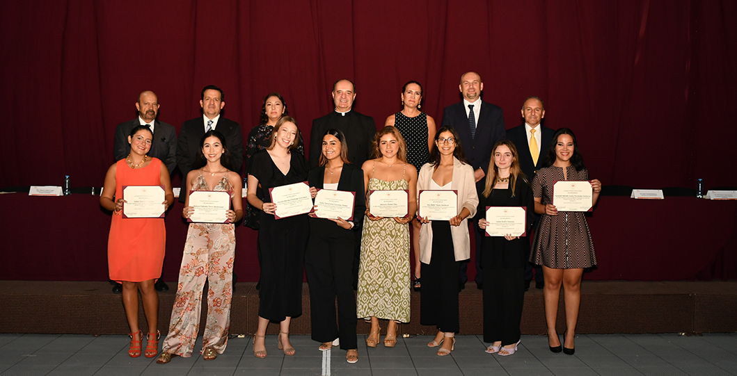 Anáhuac Cancun University presents awards to the best grade averages of the January - May 2022 semester.