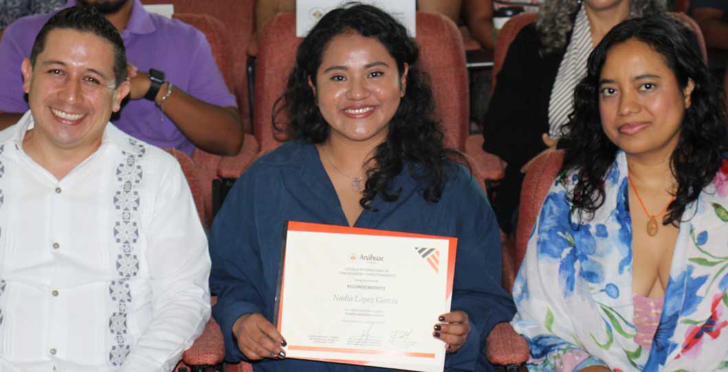 La galardonada escritora Nadia López García visita la Universidad Anáhuac Cancún para platicar con estudiantes