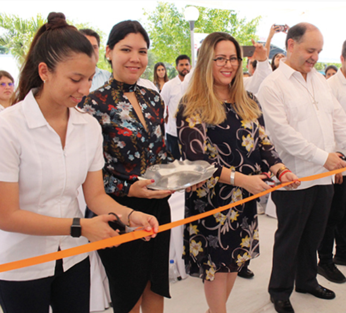 La Escuela de Odontología de la Universidad Anáhuac Cancún inició este primer trimestre del año con la inauguración de los laboratorios de Odontología, donde los alumnos podrán realizar sus prácticas académicas desde el primer semestre.