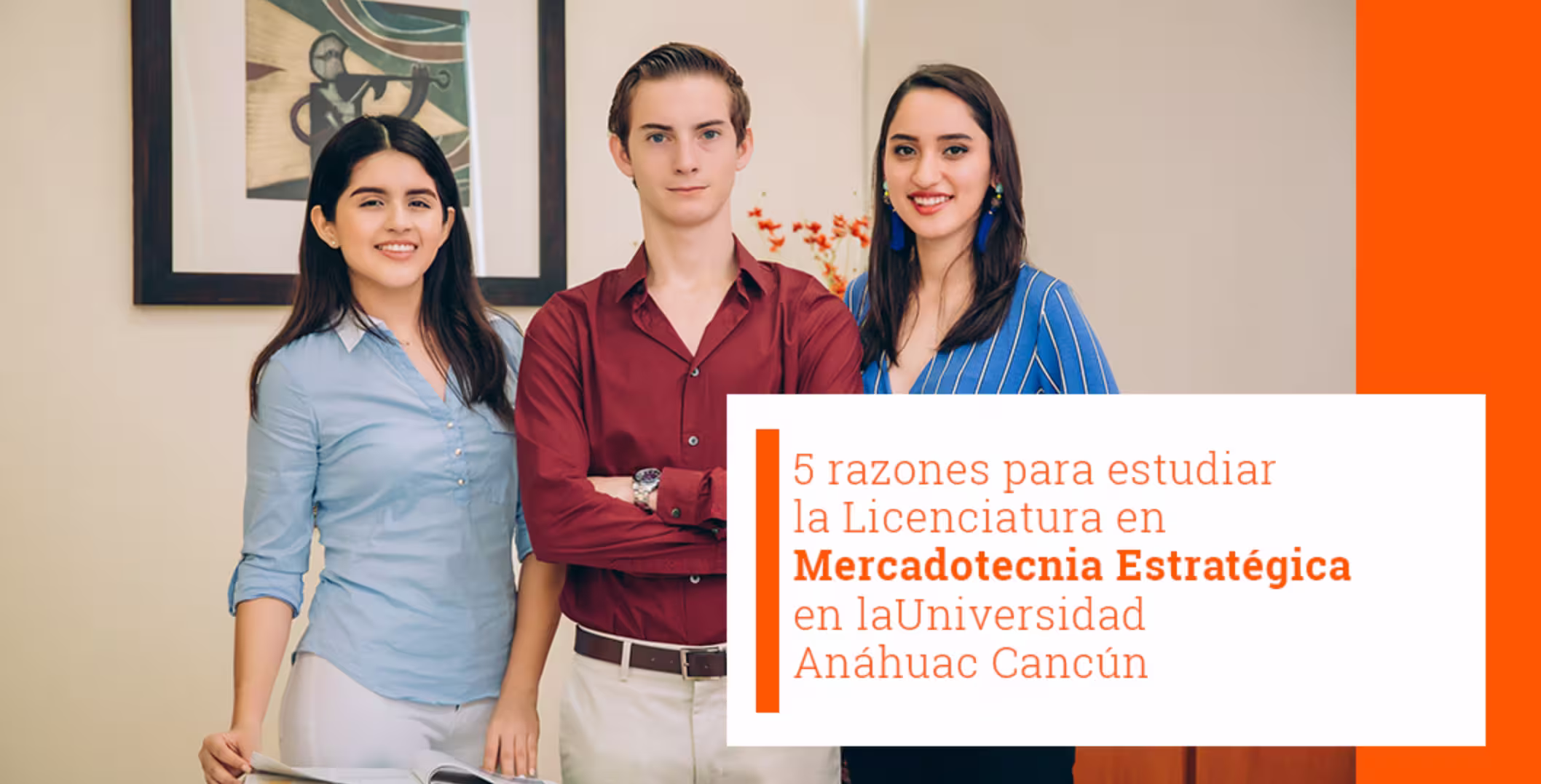 Tres estudiantes universitarios sonriendo junto a un texto que dice: 