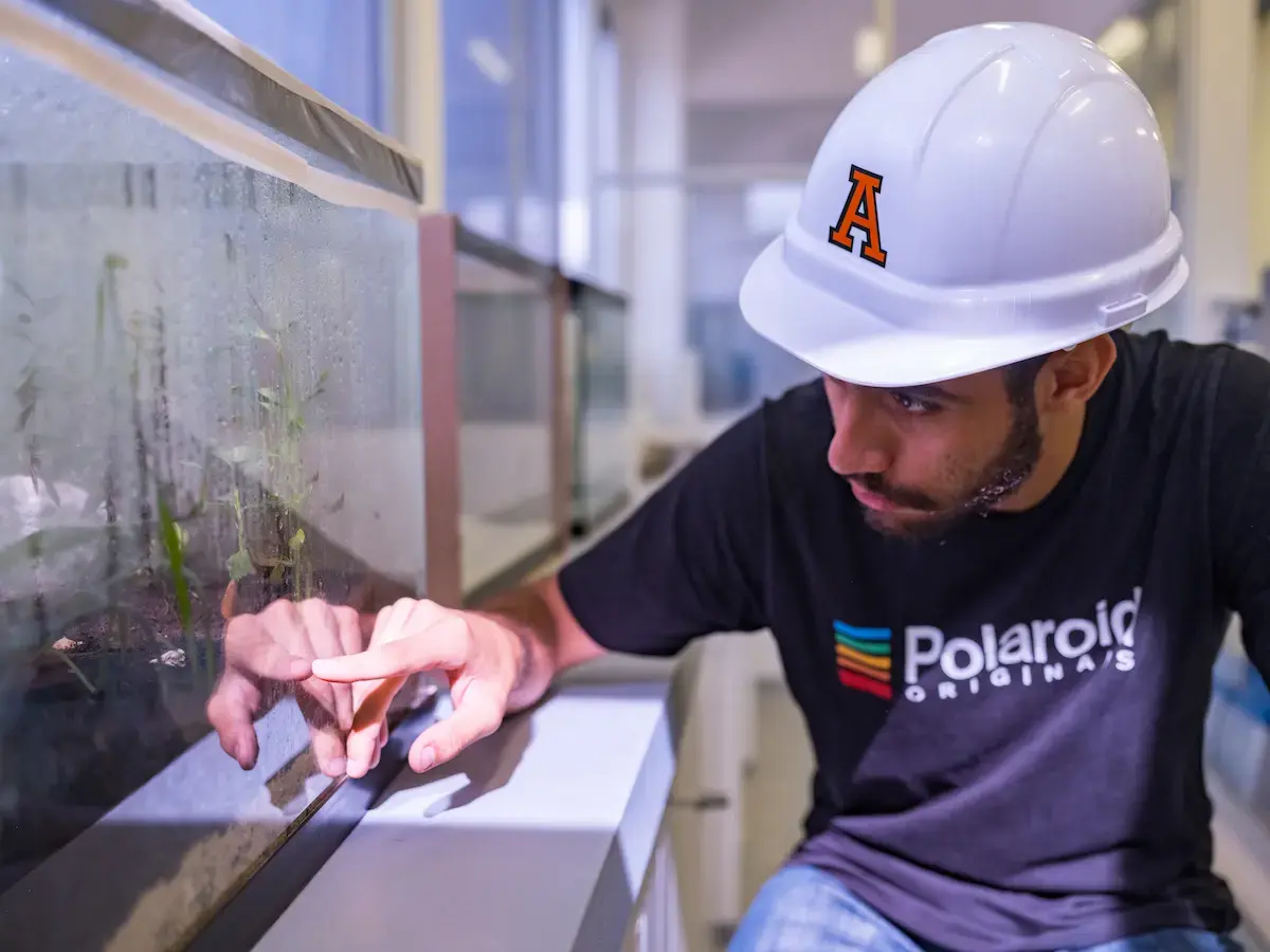 estudiante de Ingeniería Civil Anahuac Cancun realizando mediciones