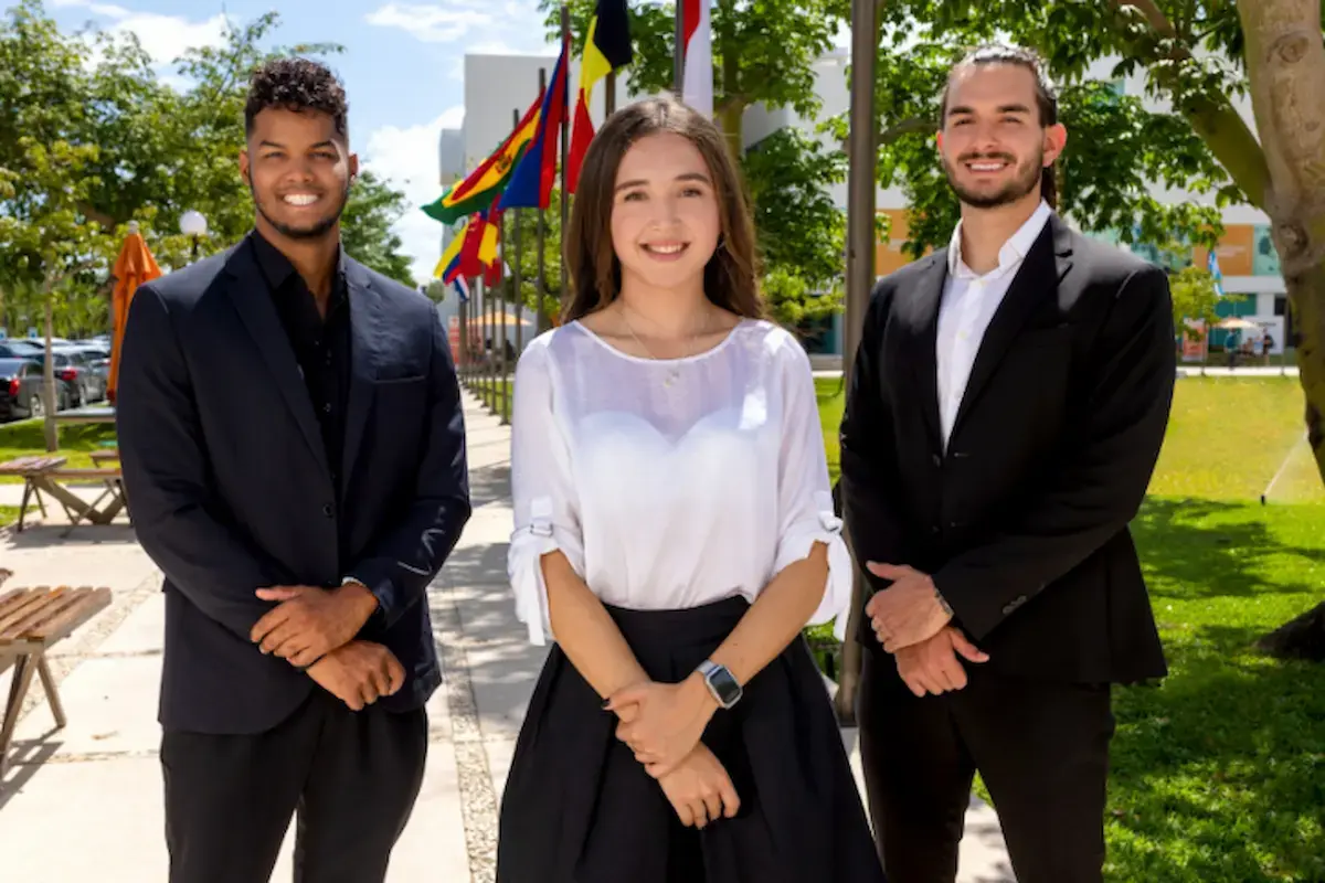 Alumnos universitarios conviviendo en el campus Anáhuac Cancún