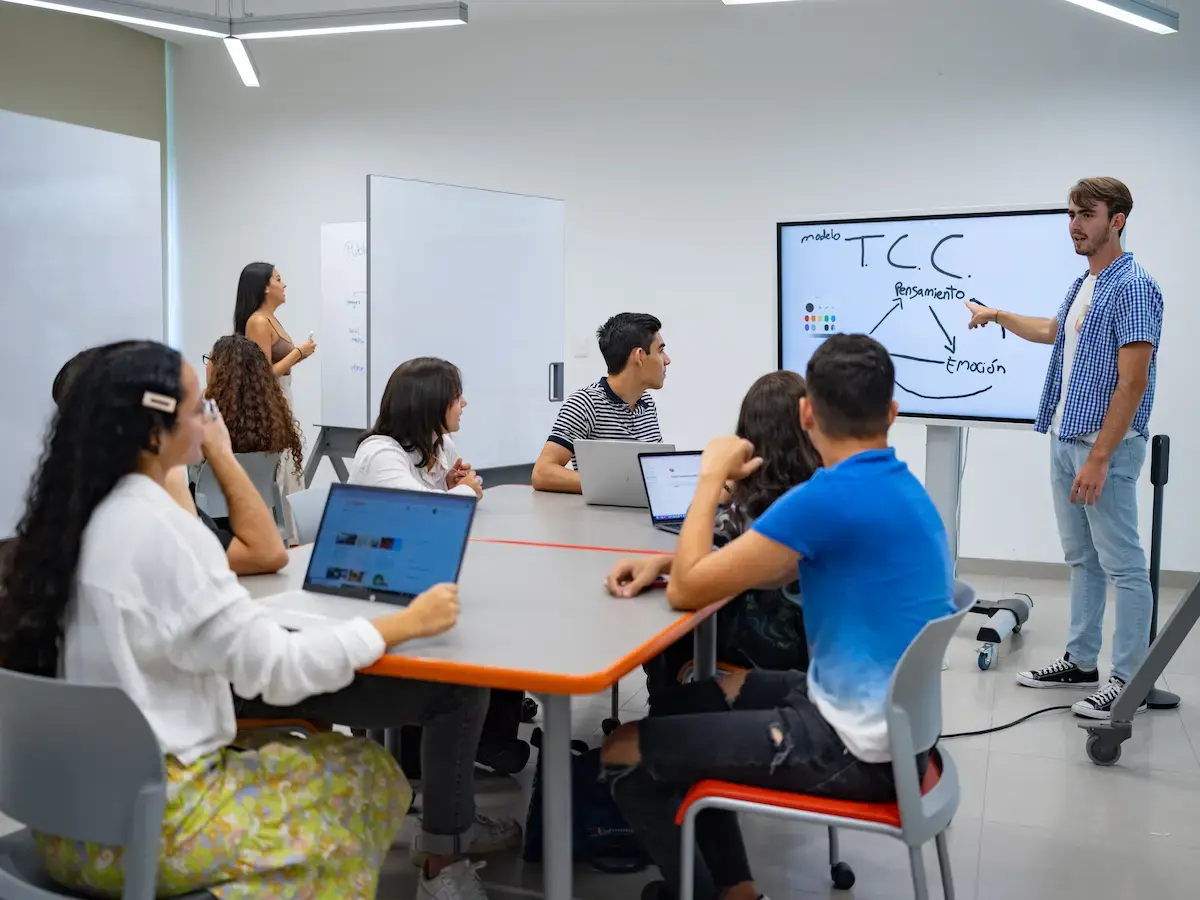 <span id="hs_cos_wrapper_name" class="hs_cos_wrapper hs_cos_wrapper_meta_field hs_cos_wrapper_type_text" style="" data-hs-cos-general-type="meta_field" data-hs-cos-type="text" >Más allá de un curso de liderazgo: lo que realmente forma a un director de alto impacto</span>