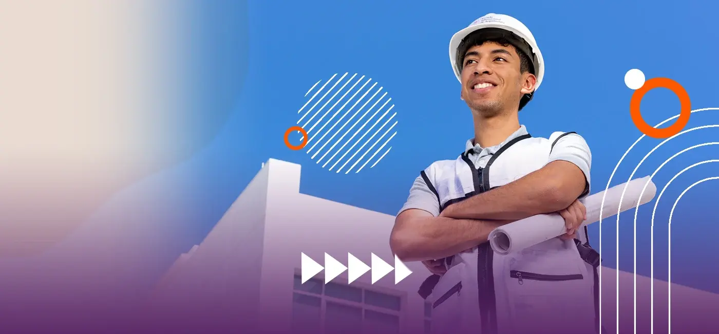 Un joven estudiante sonríe con casco de seguridad y chaleco reflectante, sosteniendo planos enrollados. El fondo es un degradado azul y morado con elementos gráficos abstractos, iconos circulares y la silueta borrosa de un edificio blanco.