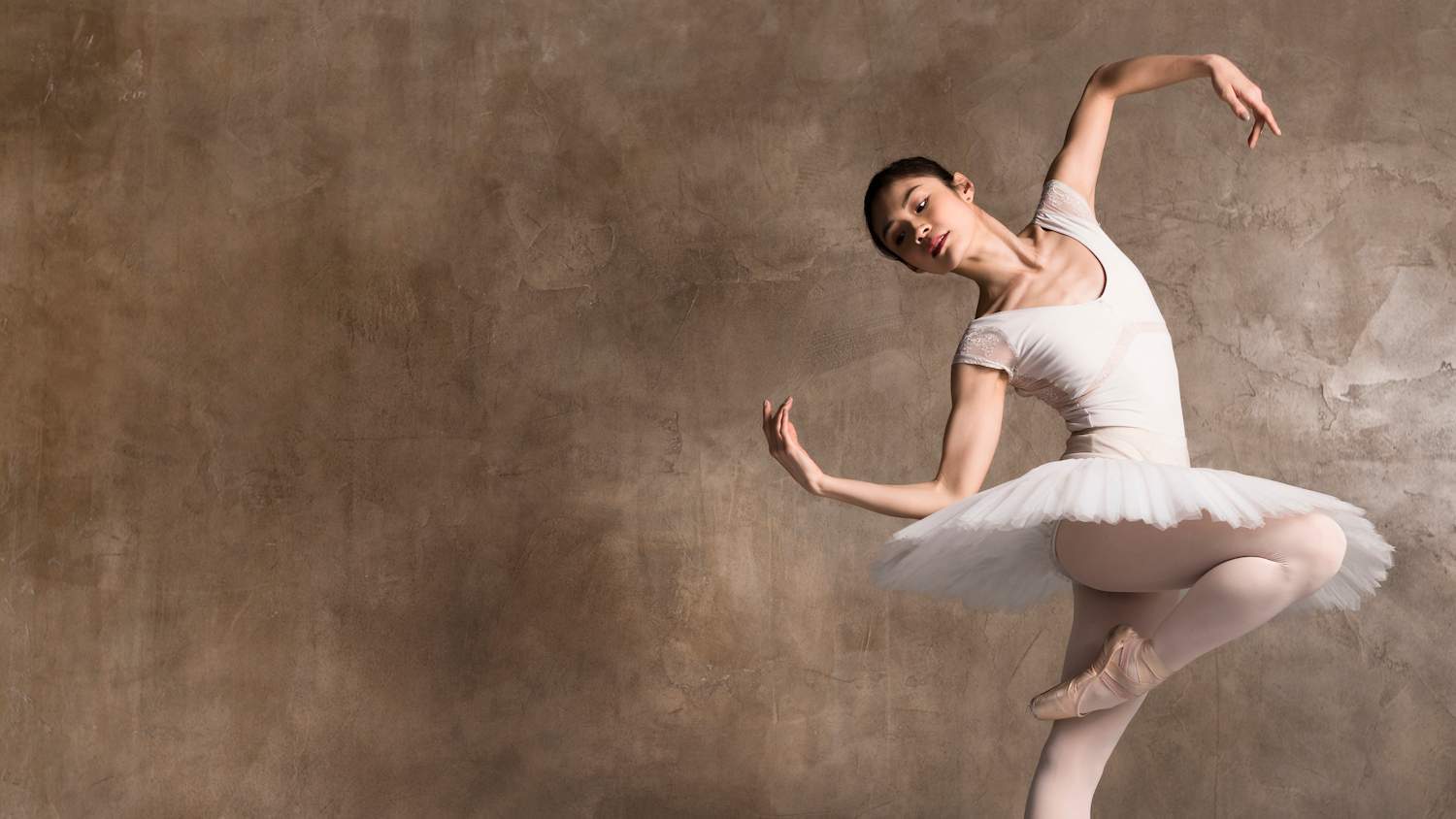 bailarina-vistiendo-un-tutu-bailando-con-espacio-de-copia (1)