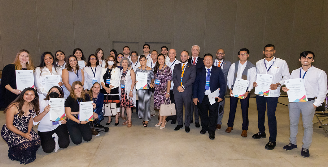Reciben Premio CENEVAL al Desempeño de Excelencia - EGEL alumnos de la Universidad Anáhuac Cancún