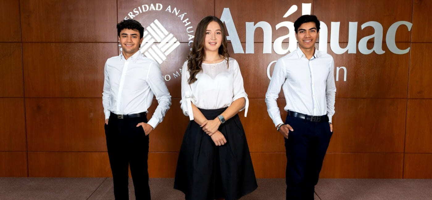 Estudiantes de la Universidad Anáhuac Cancún en entorno institucional, representando formación en Administración de Negocios Globales y liderazgo internacional.