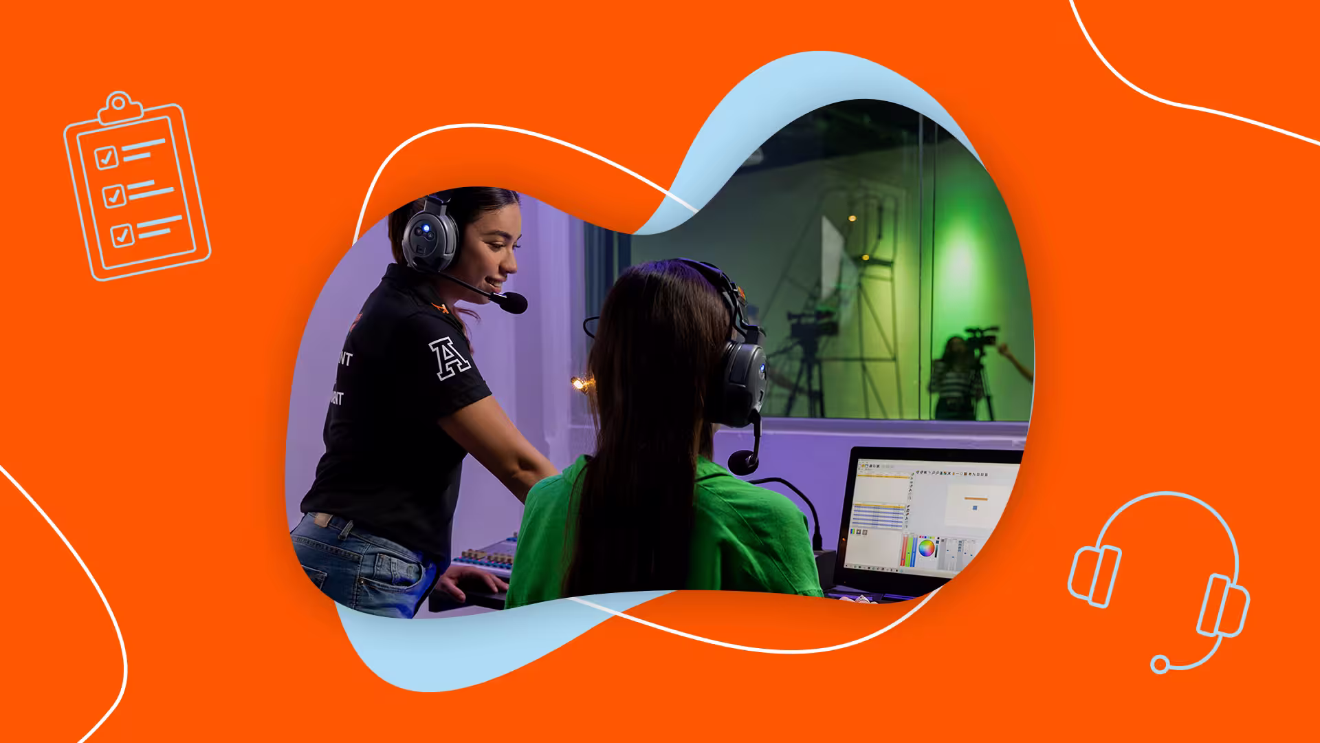 Dos estudiantes universitarias con auriculares operando equipo en una cabina de control de producción audiovisual, sobre un fondo naranja con iconos decorativos.