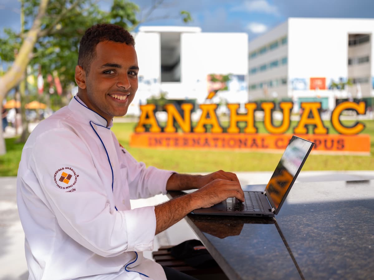 Estudiante de la Universidad Anáhuac Cancún preparándose para desarrollarse en los sectores con mayor crecimiento en Quintana Roo