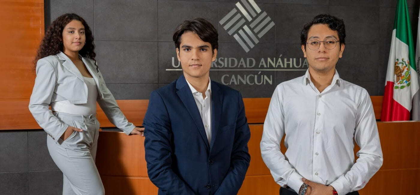 Estudiantes de la Universidad Anáhuac Cancún posando en recinto institucional, representando formación en gobernanza, liderazgo y políticas públicas en México.