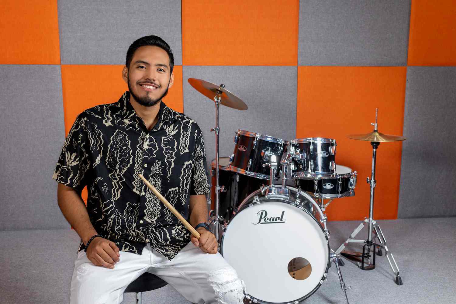 hombre con una batería