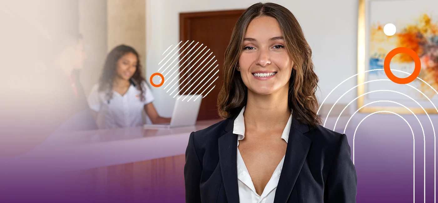 Retrato de una joven profesional sonriente con saco oscuro. El fondo muestra un área de recepción desenfocada con personal de atención y elementos gráficos circulares en tonos naranja y blanco sobre un degradado violeta.
