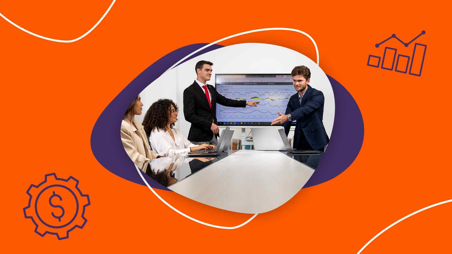 Un grupo de cuatro estudiantes de negocios analizan gráficas financieras en una pantalla digital dentro de una oficina moderna, enmarcado en un diseño gráfico con iconos de engranaje y estadísticas sobre fondo naranja.