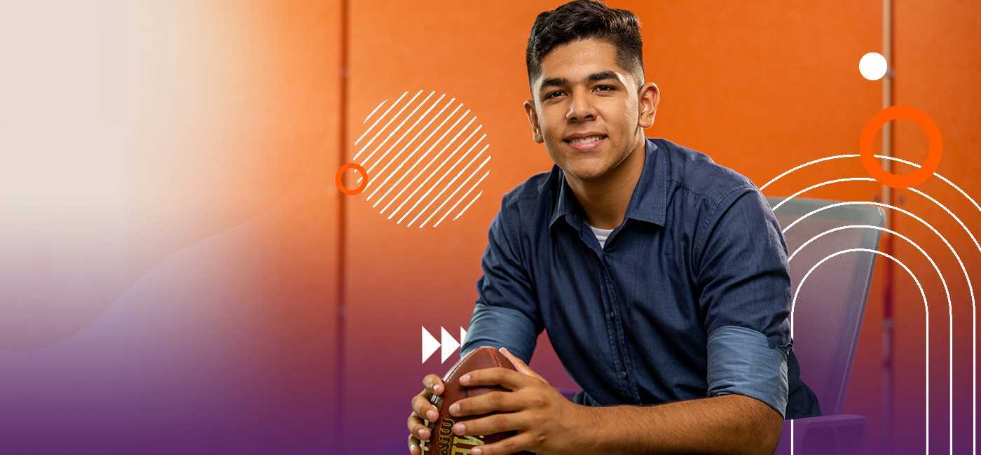 Un joven estudiante universitario sonriendo mientras sostiene un balón de fútbol americano, enmarcado con elementos gráficos blancos sobre un fondo en tonos naranja y morado.